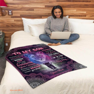 gift for son blanket whenever u feel overwhelmed lion mom to son - Super King - Ettee